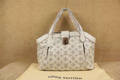 Louis Vuitton M93081  white